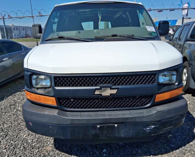 2012 Chevrolet express 2500 cargo Extended Van 3D - 1 - 13-04-2026